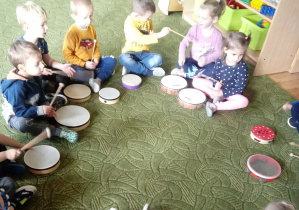 Dzieci grają akompaniament na bębenkach